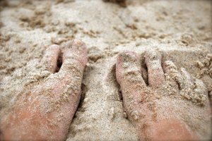 feet_in_the_sand_by_love2b-d3lovyy